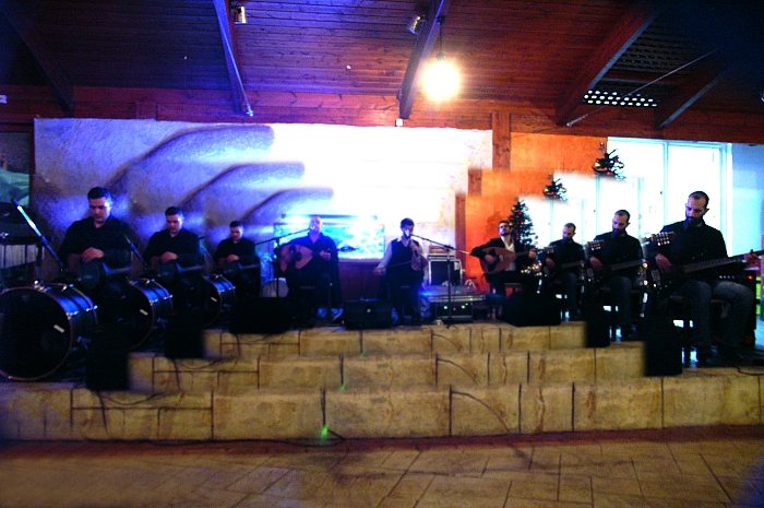 PICT2008.small O GIALOS BAND ON STAGEcpt.jpg - 290262 Bytes